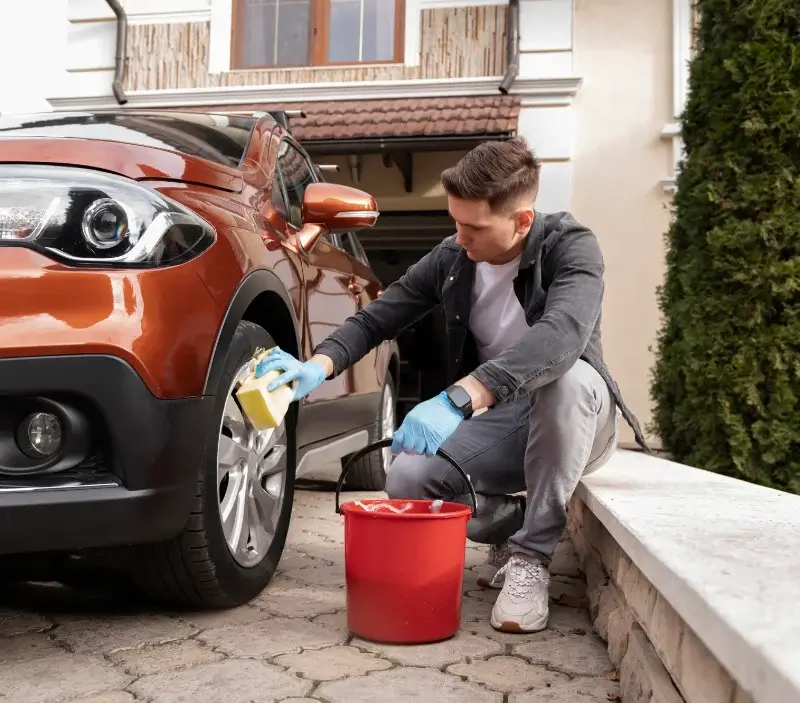 Lavage auto à domicile Kerlouan : professionnel intervenant sur un véhicule